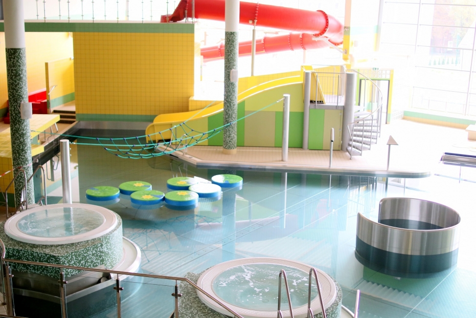 Widok na huśtawkę wodną, jacuzzi i ruchome kamienie